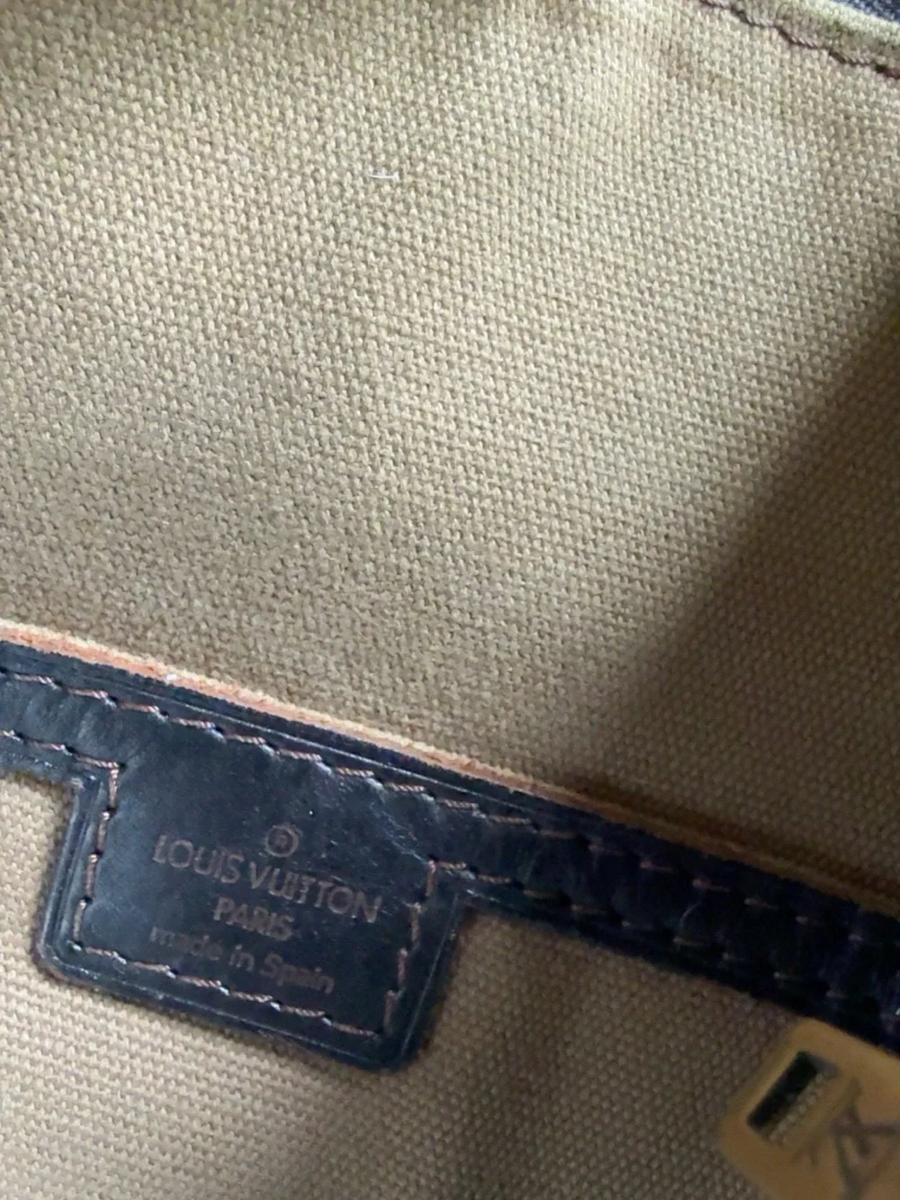 LOUIS VUITTON “LEATHER UTAH SHAWNEE”